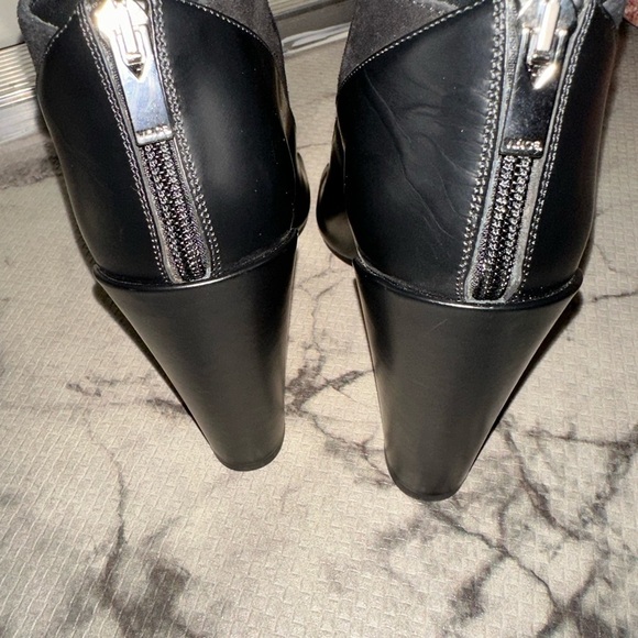 Like new Vince women’s black leather peep toe heels sz 8M - Picture 11 of 12